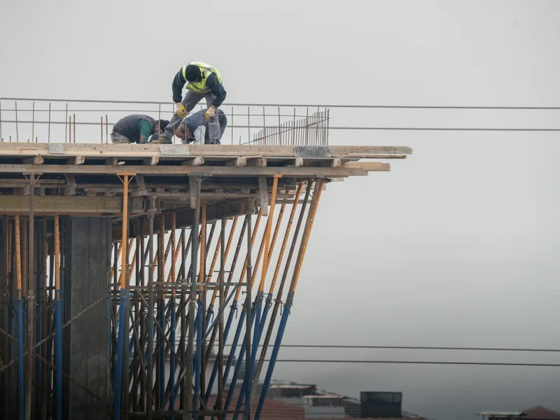 Chantier en activité équipé de sanitaires mobiles