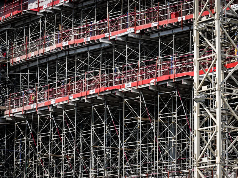Chantier en activité équipé de sanitaires mobiles